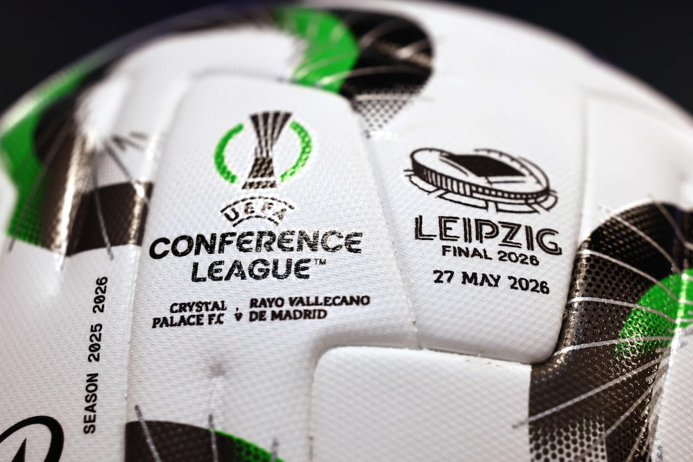 Balón con el que se jugará la final de la Conference League - Foto: AFP