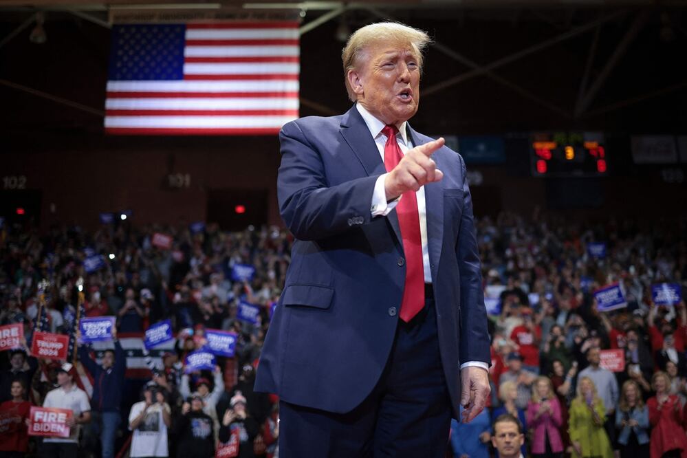 El precandidato presidencial republicano y expresidente Donald Trump llega al escenario durante un mitin en la Universidad de Winthrop en Rock Hill, Carolina del Sur. Foto: AFP