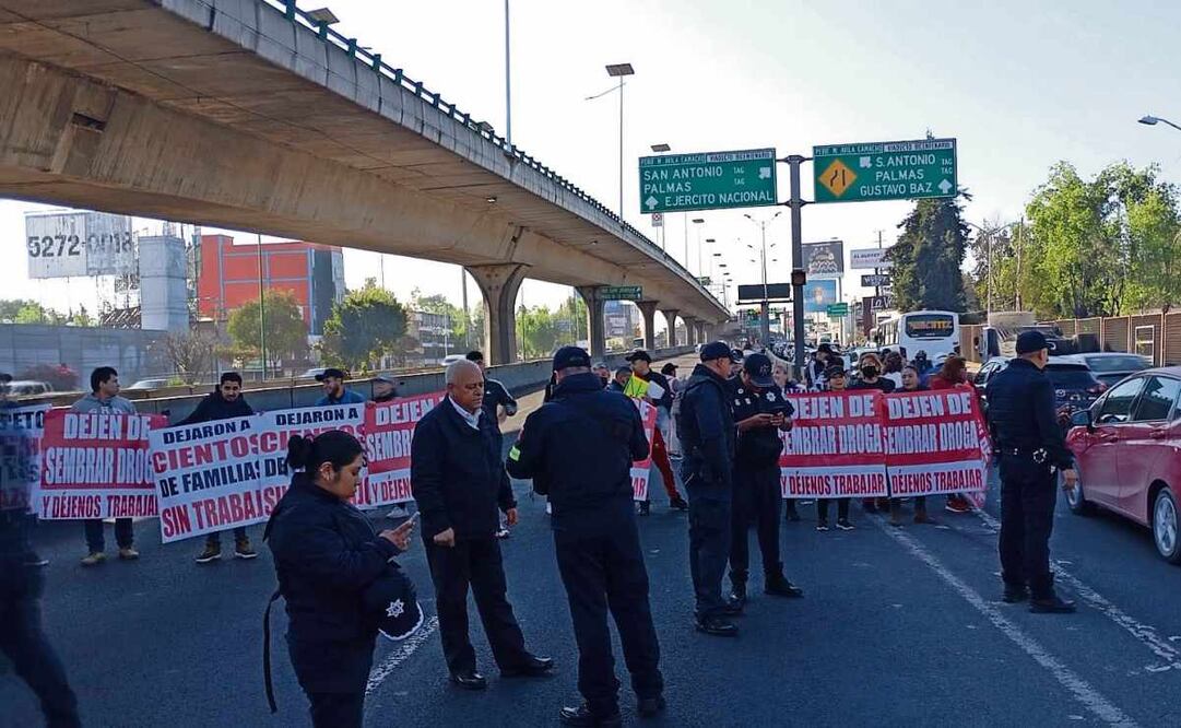 “¡Dejen de sembrar droga!”, “¡Déjenos trabajar!”, expresaron con mantas trabajadores de antros. Foto: Rebeca Jiménez / EL UNIVERSAL