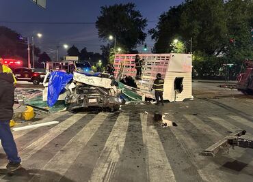 Choque entre tráiler y camioneta en Lindavista; una persona resultó gravemente herida