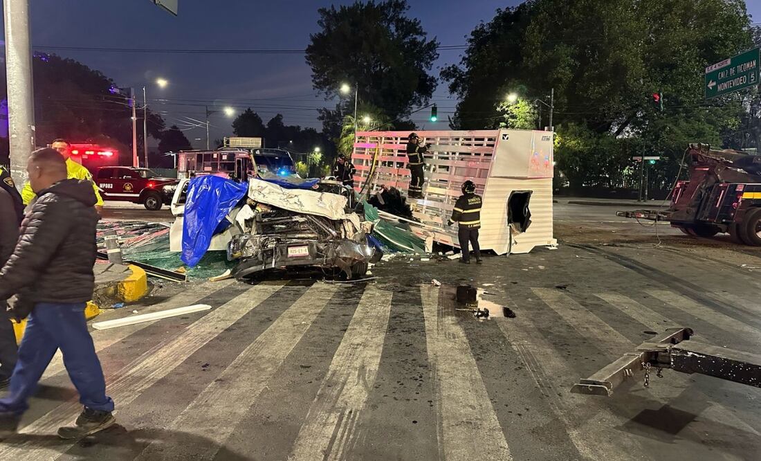 Choque entre tráiler y camioneta en Lindavista; una persona resultó gravemente herida. Foto: Especial
