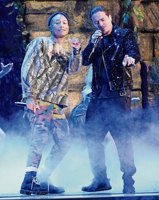 J Balvin, quien cantó “Safari” con Pharrell Williams (izq.), dijo que recordarían a Juan Gabriel, pero no llegó ese momento (FOTO: AGENCIAS)