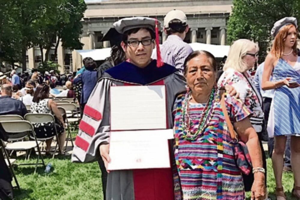 Desempeño. Pedro Pablo, conocido como el “Indio huarachudo”, es actualmente asistente de investigación en el MIT. En la imagen, con su mamá. (ARCHIVO EL UNIVERSAL)