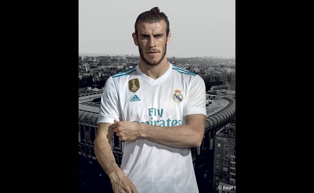 Gareth Bale presume la nueva playera de local de los merengues. Real Madrid