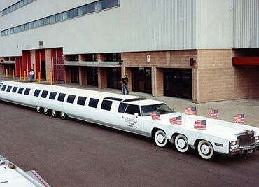 Así es el auto más largo del mundo; incluye alberca y un helipuerto