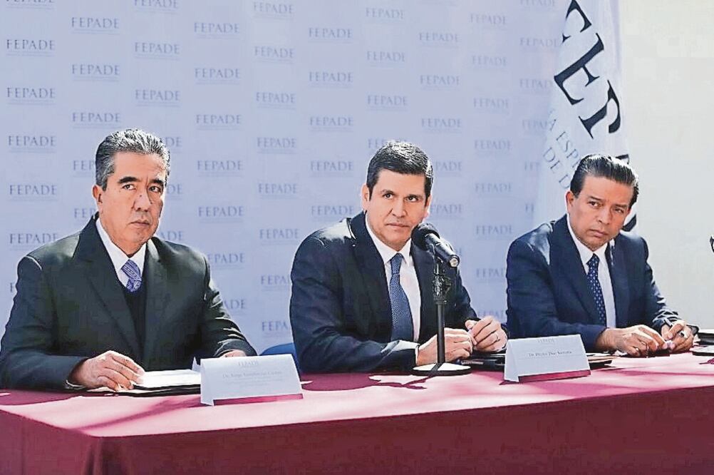 Héctor Marcos Díaz Santana (al centro), titular de la FEPADE, pidió a los partidos políticos conducirse con apego a la ley en las próximas elecciones federales. (ESPECIAL)