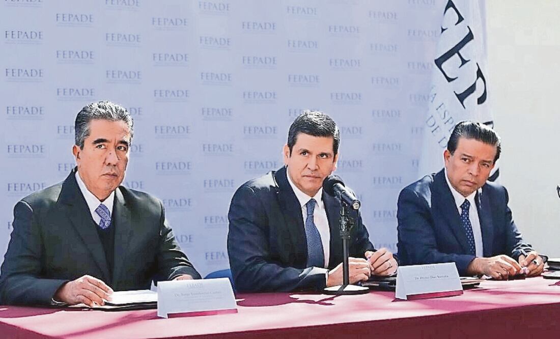 Héctor Marcos Díaz Santana (al centro), titular de la FEPADE, pidió a los partidos políticos conducirse con apego a la ley en las próximas elecciones federales. (ESPECIAL)