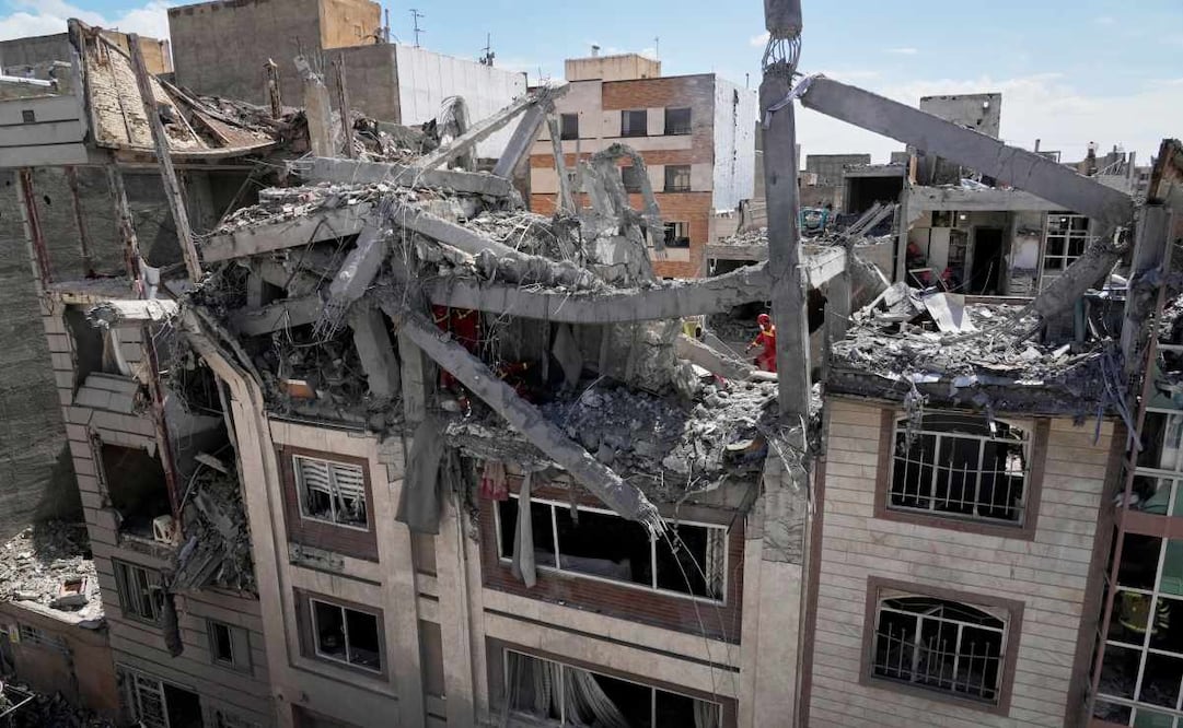 Personal de emergencia inspecciona un edificio residencial alcanzado por un ataque de Estados Unidos e Israel, el viernes 27 de marzo de 2026, en Teherán. Foto:  AP