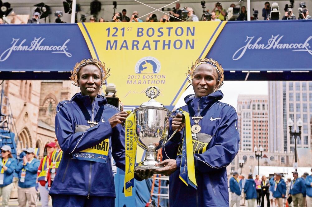 Kiplagat (izquierda) y Kirui, los mandones en Boston, posaron con el trofeo de ganadores. La competencia se desarrolló sin visos de violencia. (BRIAN SNYDER. REUTERS)