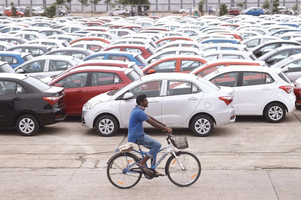 De acuerdo con datos oficiales de India, ese país además de enviar vehículos a México le exporta 2.8% de autopartes que destina a diversas naciones del mundo. (ARUN SANKAR. AFP)