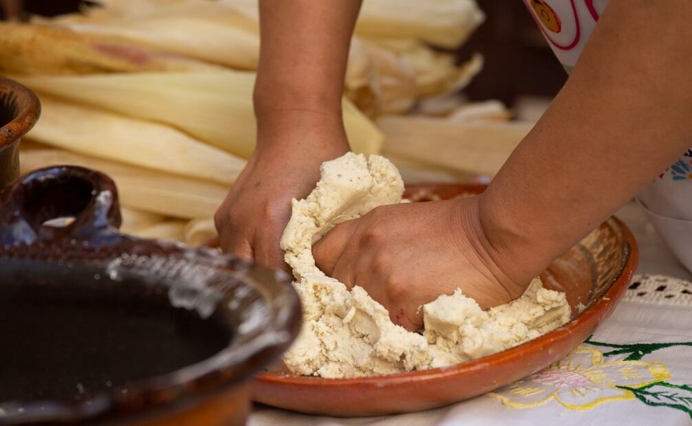 Leticia aprendió a hacer “tamales de ollita” desde niña en Ocoyoacac Edomex. Foto: Especial.