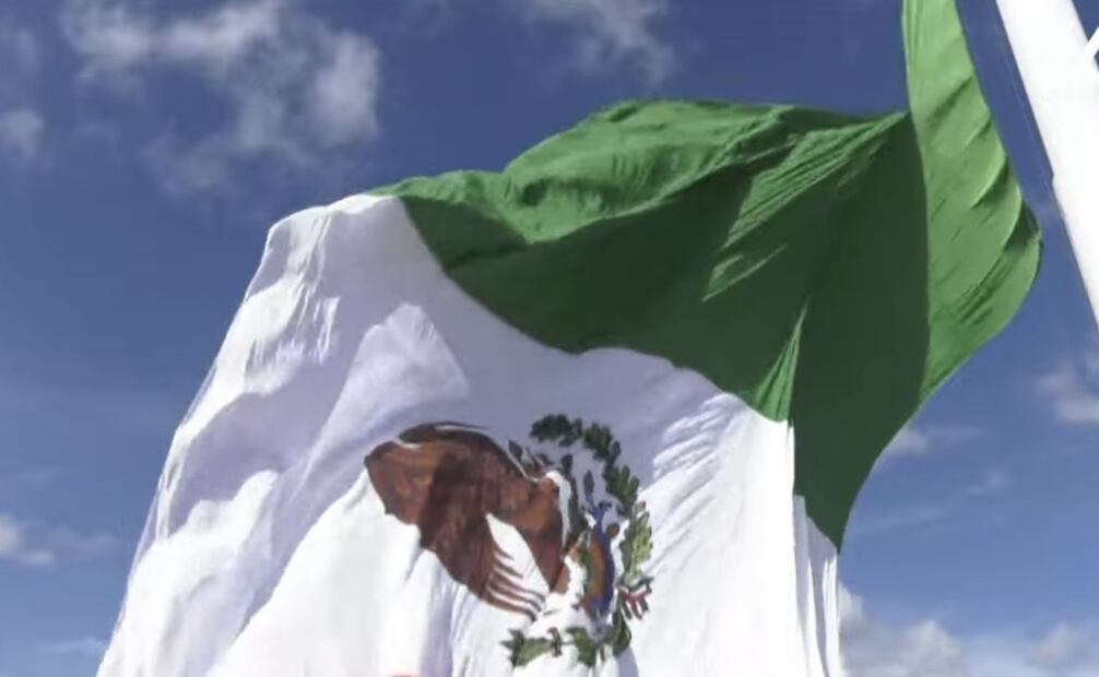 Durante el evento de inicio de la Independencia Nacional en Guanajuato el viento provocó que la bandera se rasgara (15/09/2025). Foto: Especial