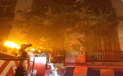 Bomberos laboran por incendio de edificio en la colonia Centro
