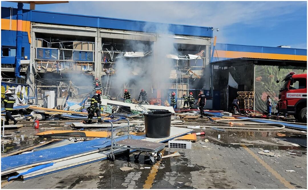 En un video, compartido por las autoridades de emergencia, se muestra que una parte de la fachada del edificio había resultado dañada por la explosión, con unidades de aire acondicionado diseminadas en el área frente a la tienda, en medio de los escombros. Foto: AFP