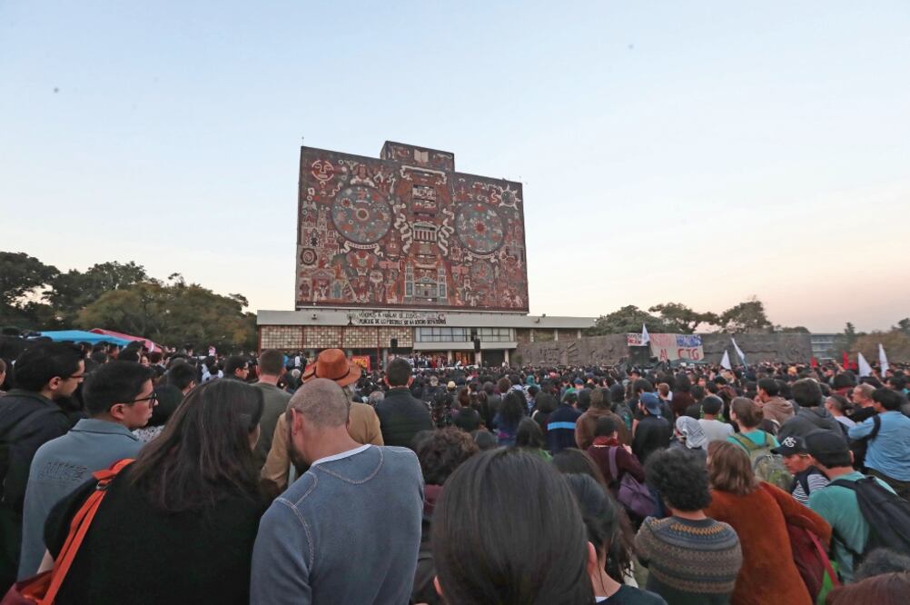 Aplausos y los clásicos gritos de mítines prozapatistas retumbaban en las paredes de la zona central de Ciudad Universitaria (ALEJANDRO ACOSTA. EL UNIVERSAL)