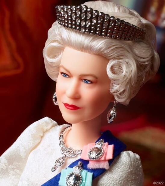 La reina Isabel II ya tiene su propia muñeca Barbie