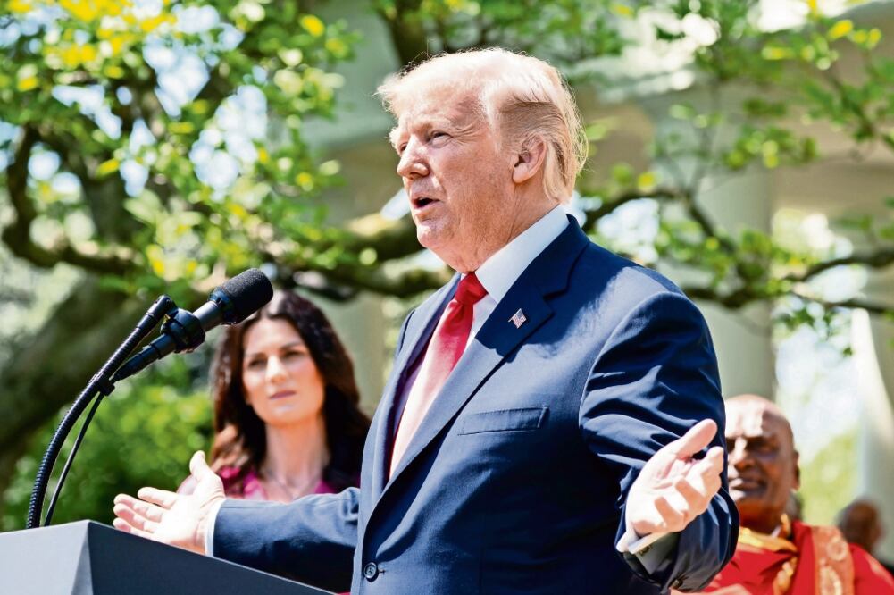 El presidente estadounidense, Donald Trump, asistió ayer al Día Nacional del Rezo, en el Rose Garden de la Casa Blanca de Washington (JIM LO SCALZO. EFE)