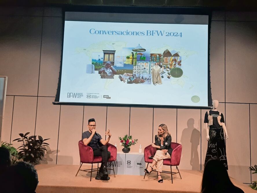 William Cruz Bermeo y la periodista Angélica Gallón, durante una conferencia en Ágora Bogotá. Foto: de Frida Juárez. El Universal