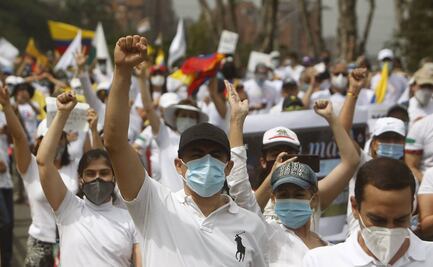 Vestidos de blanco, miles de colombianos piden "paz" en Medellín y Bogotá