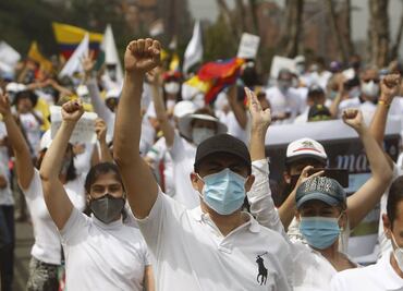 Vestidos de blanco, miles de colombianos piden "paz" en Medellín y Bogotá
