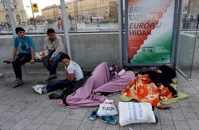 Hungría: mantienen cerrada a migrantes estación de Budapest