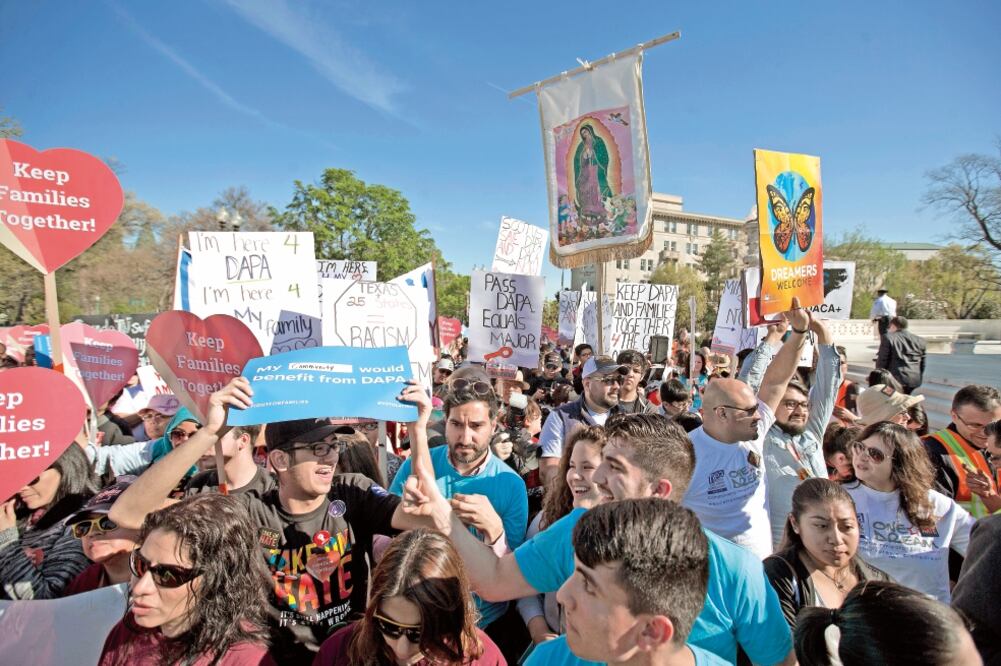 Partidarios de una reforma migratoria se reunieron ayer frente al máximo tribunal, en Washington (PABLO MARTÍNEZ MONSIVÁIS. AP)