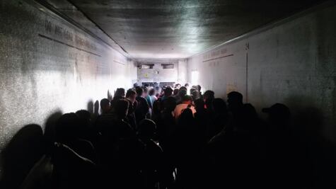 Rescatan a 112 migrantes hacinados en camión semirremolque en Monterrey