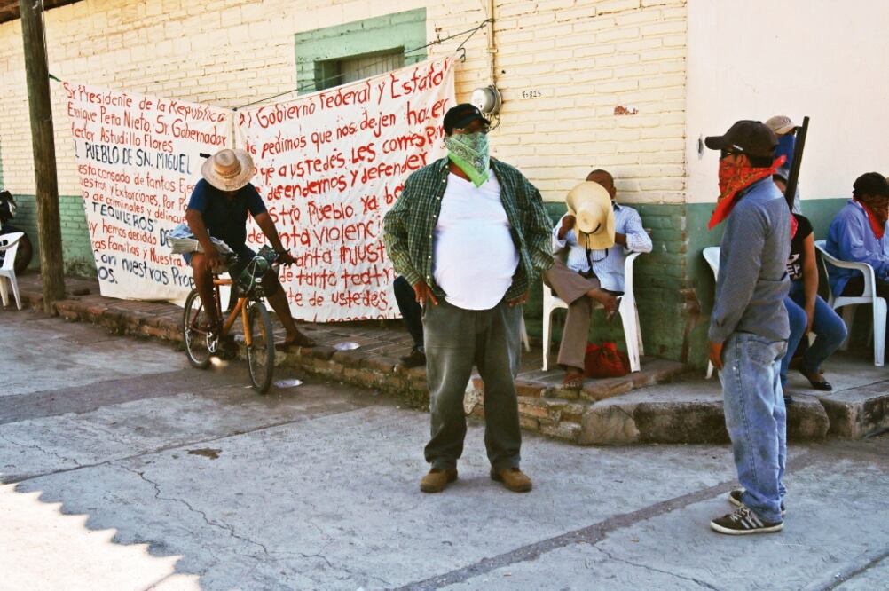 Autodefensas admiten haber secuestrado a 17 personas. Según la fiscalía local, son 18 los retenidos (ARCHIVO EL UNIVERSAL)