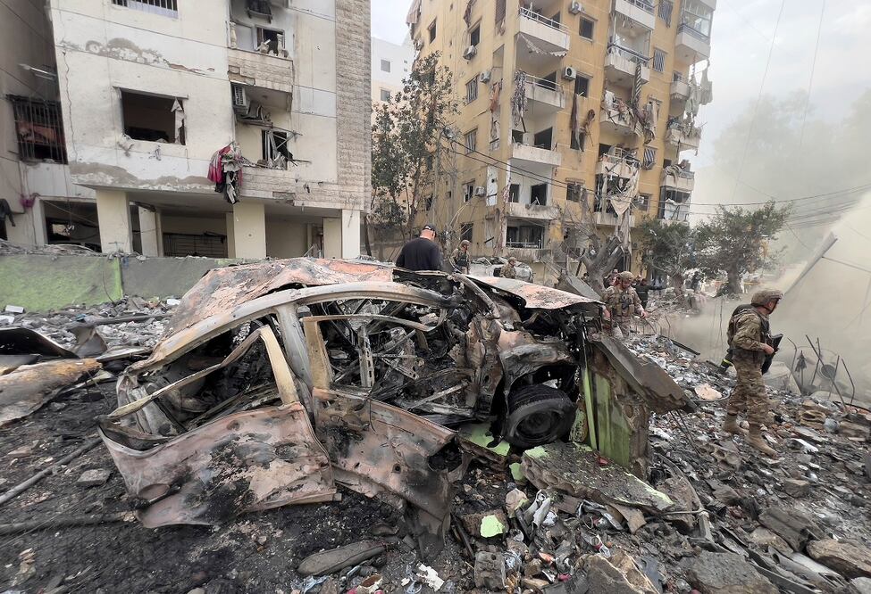 Soldados del ejército libanés inspeccionan el lugar donde se produjo un ataque aéreo israelí en Dahiyeh, un suburbio al sur de Beirut, Líbano. Foto: AP