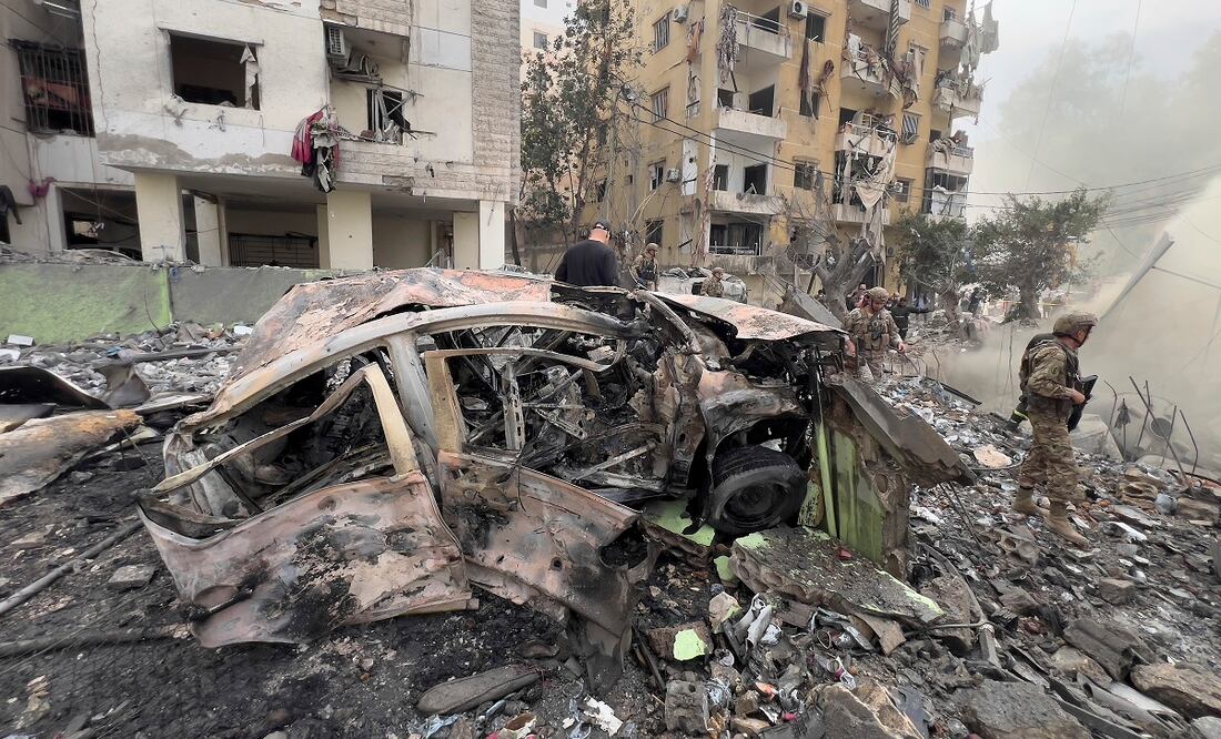 Soldados del ejército libanés inspeccionan el lugar donde se produjo un ataque aéreo israelí en Dahiyeh, un suburbio al sur de Beirut, Líbano. Foto: AP