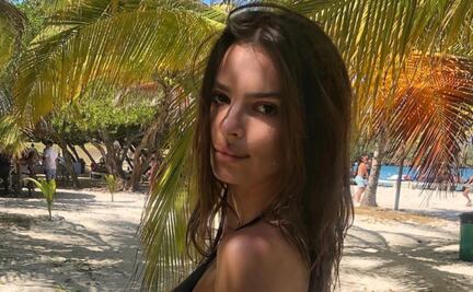 Emily Ratajkowski pasa la navidad en Bikini