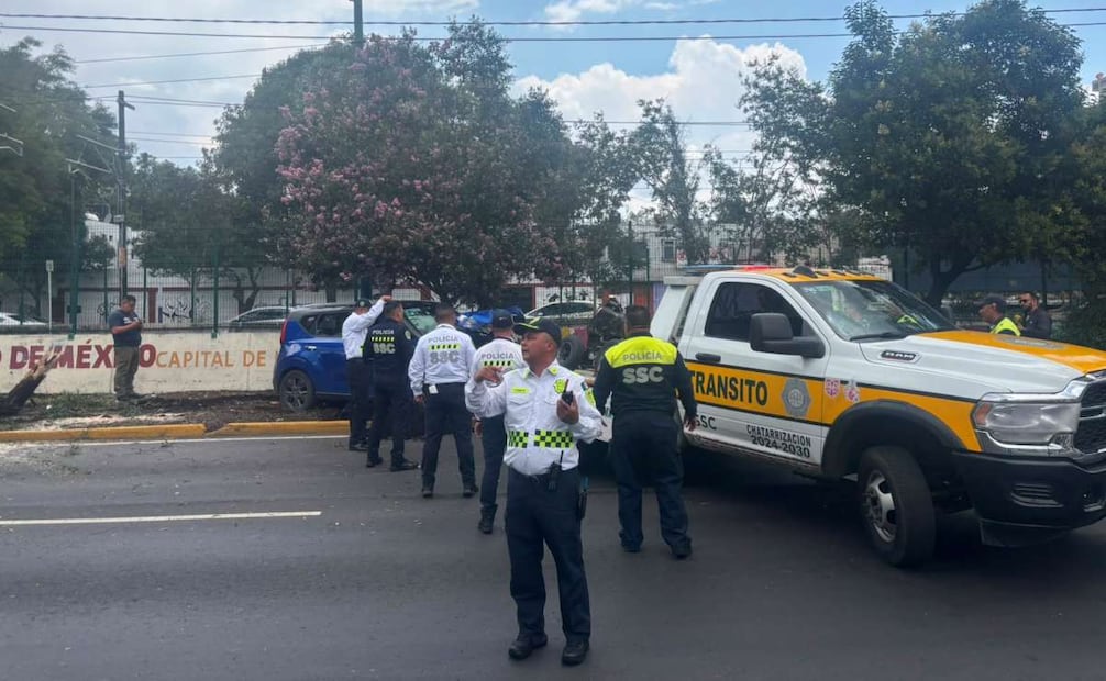 Al sitio acudieron policías de la SSC, personal de Tránsito, Policía Auxiliar, Protección Civil, bomberos del Heroico Cuerpo de Bomberos y paramédicos del ERUM. Foto: Juan Carlos Williams / EL UNIVERSAL