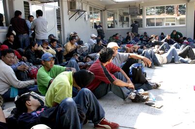 Aseguran a 69 migrantes y detienen a dos presuntos traficantes de personas en NL