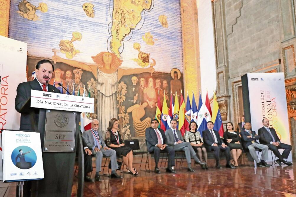 El Licenciado Juan Francisco Ealy Ortiz, Presidente Ejecutivo y del Consejo de Administración de EL UNIVERSAL, encabezó la ceremonia para conmemorar el Día Nacional de la Oratoria. (LUCÍA GODÍNEZ. EL UNIVERSAL)