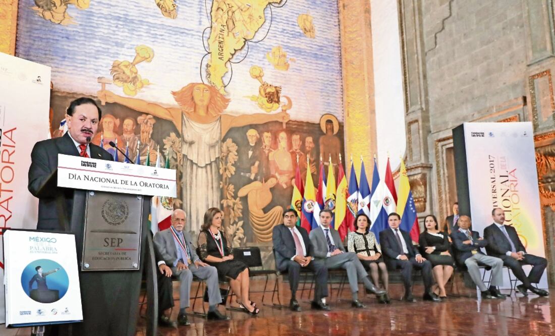 El Licenciado Juan Francisco Ealy Ortiz, Presidente Ejecutivo y del Consejo de Administración de EL UNIVERSAL, encabezó la ceremonia para conmemorar el Día Nacional de la Oratoria. (LUCÍA GODÍNEZ. EL UNIVERSAL)