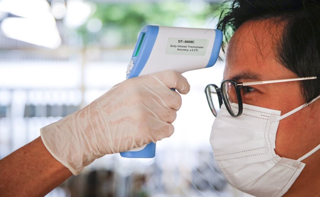 A man has his temperature checked - Photo: Diego Azubel/EFE