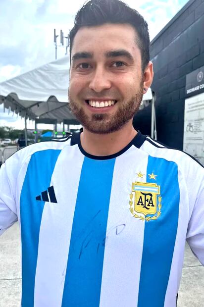 Cristian Salamanca mostró el autógrafo que le hizo Messi - Foto: LA NACIÓN