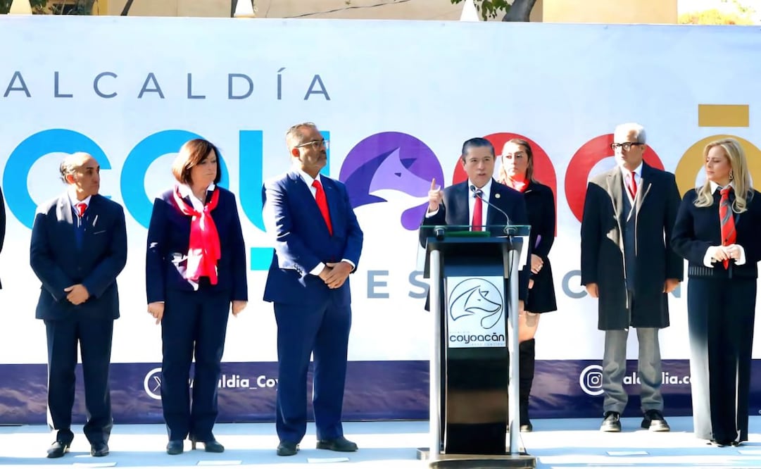 Encabeza Giovani Gutiérrez ceremonia del día de la bandera; asegura que servir a México es construir espacios públicos que perduren.
Foto: Especial.