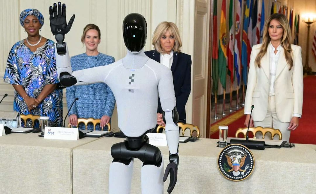 La primera dama de Sierra Leona, Fatima Jabbe-Bio, la primera dama de Polonia, Marta Nawrocka, la primera dama de Francia, Brigitte Macron, y la primera dama de Estados Unidos, Melania Trump, observan un robot humanoide durante la Cumbre de la Coalición Global "Fomentando el Futuro Juntos" en el Salón Este de la Casa Blanca en Washington, D.C., el 25 de marzo de 2026. Foto: AFP