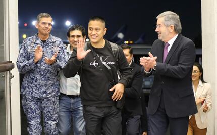 Mexicanos secuestrados por hutíes llegan a México; los recibe el canciller De la Fuente 