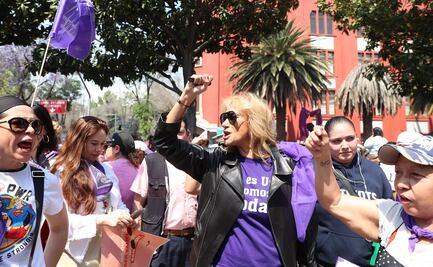 Adela Micha en voz off lee texto reflexivo y deja solo el sillón de "La Saga"