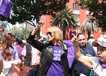 Adela Micha en voz off lee texto reflexivo y deja solo el sillón de "La Saga"