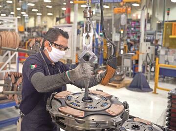 Sufre producción de camiones por semiconductores