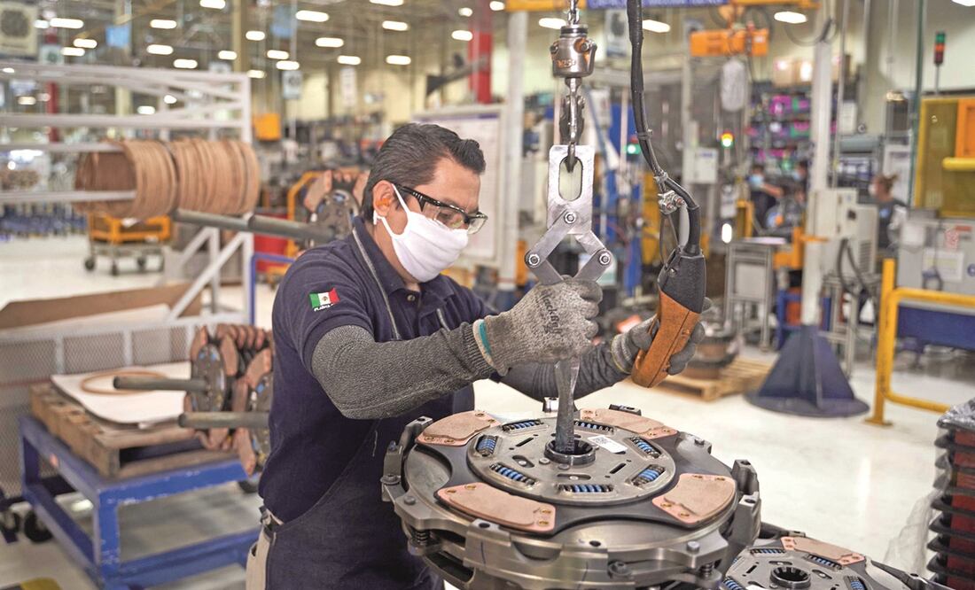 De acuerdo con la ANPACT, la fabricación de tractocamiones fue la más afectada, con una caída de 29% en septiembre. Foto: ARCHIVO EL UNIVERSAL