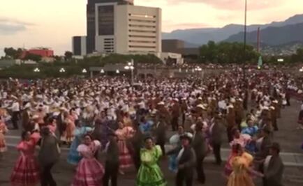 Imponen récord de danza simultánea más de mil 100 bailarines en NL