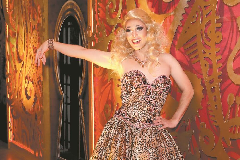 Mario tarda dos horas para personificarse como Silviah. JUAN BOITES. EL UNIVERSAL