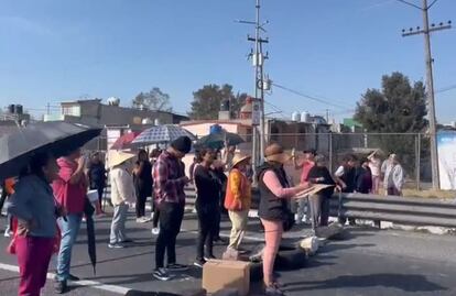Vecinos de Ecatepec bloquean el Circuito Exterior Mexiquense en demanda de agua