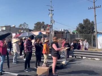 Vecinos de Ecatepec bloquean el Circuito Exterior Mexiquense en demanda de agua