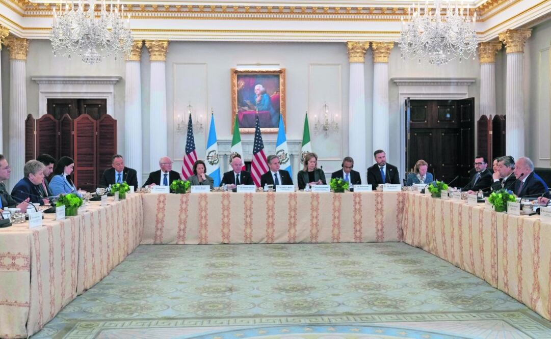 La secretaria de Relaciones Exteriores de México, Alicia Bárcena (primera a la izq.), y el secretario estadounidense de Estado, Antony Blinken (centro), en la reunión sobre migración. Foto: Jose Luis Magana | AP