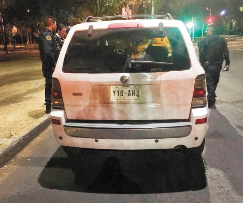 Agre sión. Obed “N”, oficial de la PBI y que estaba semidesnudo, amagó a Diana “N” con una navaja para realizarle tocamientos. ESPECIAL